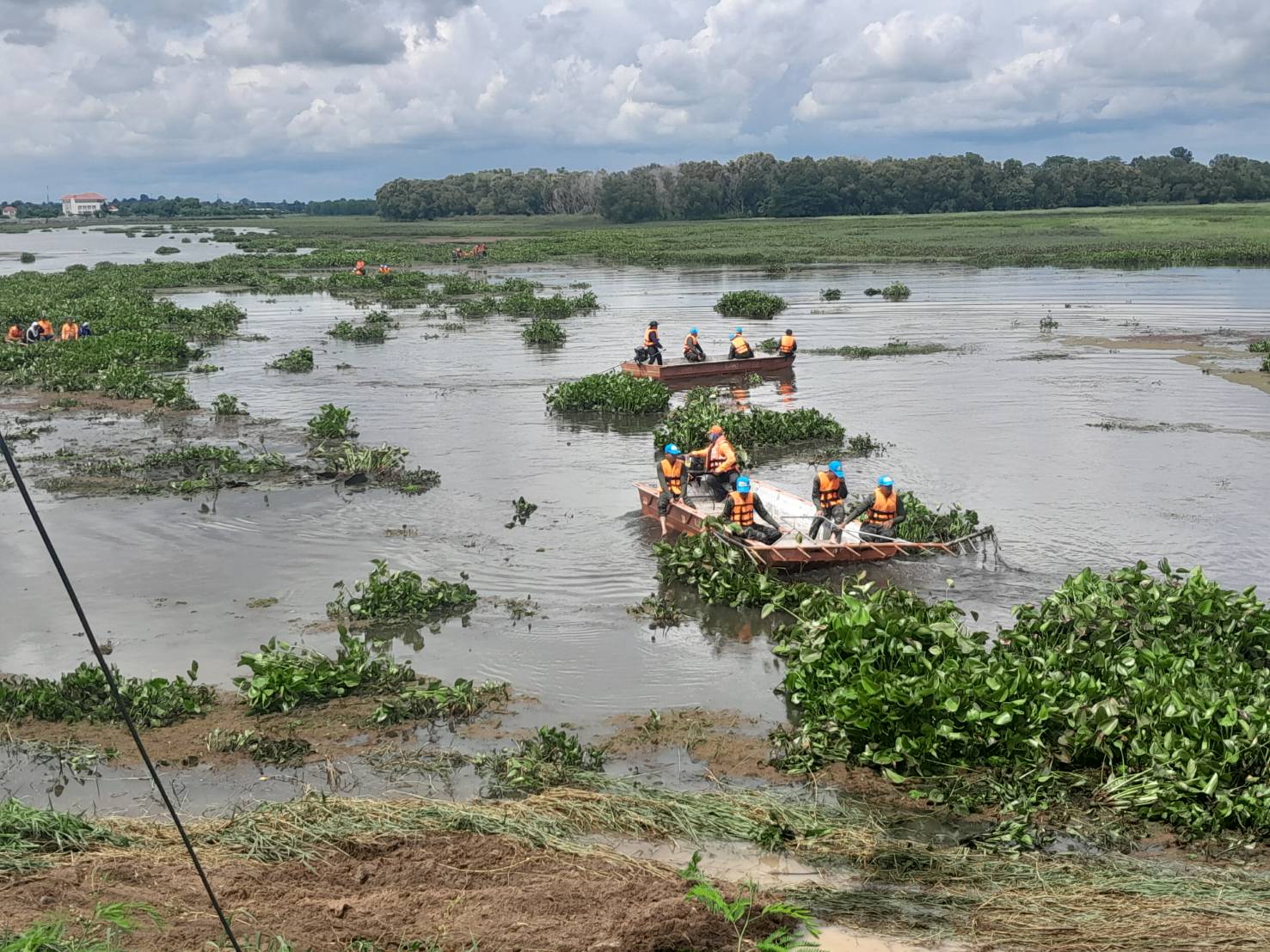 ยโสธร เร่งเปิดทางน้ำลำทวน รับมือฝนที่ตกอย่างต่อเนื่อง ก่อนน้ำเอ่อล้นตลิ่ง