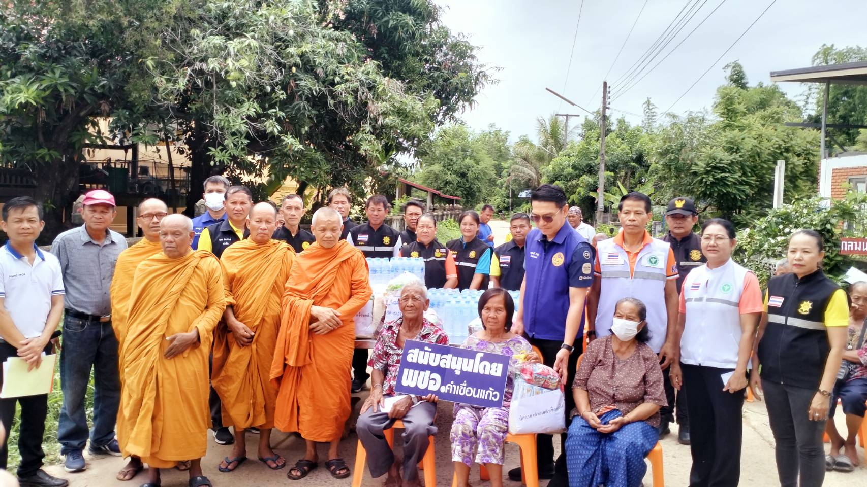 ร่วมกันเยี่ยมให้กำลังใจ มอบสิ่งของอุปโภคบริโภคเบื้องต้น พร้อมทั้งประเมินสุขภาพราษฎรที่ประสบอัคคีภัย ทั้ง 2 ครัวเรือน ในพื้นที่บ้านกลางนา ม.3 ต.ดงแคนใหญ่ อ.คำเขื่อนแก้ว